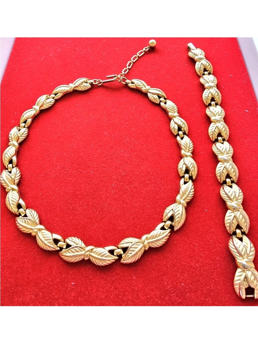 Crown Trifari RARE & Elegant Gold Leaf Link Necklace and Bracelet SET